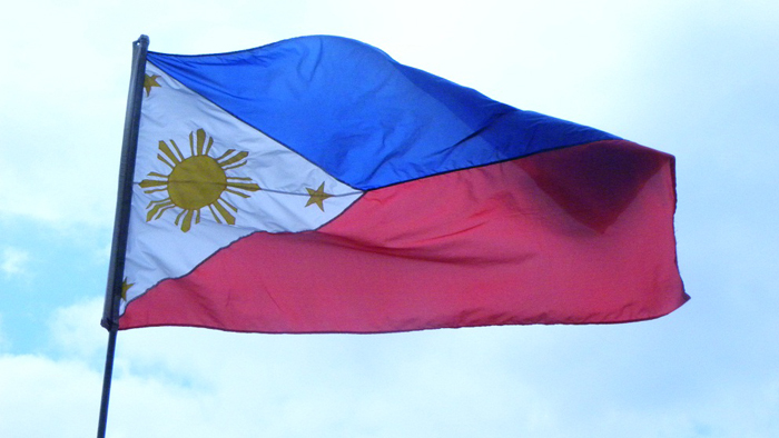 Philippinische Flagge (c) <a href="http://www.flickr.com/photos/27693146@N04/5789285638/in/photolist-9PzAVC-arWS7c-arWT44-59s9x-7ry64M-4HV99g-6LqUwN-6LqUFs-6LqUD5-6LmKJx-7FY3oh-46WZng-6wqo4K-6Dj6Kf-PcfEt-ejGG5L-54ETTb-dqRh4Z-Dxjc1-azPn2v-dwPZ8-9YDU7D-aXv5rH-63tfDU-Axk2t-23y3Jq-4AhpMb-2NGazn-9Rb5sv-82sT4y-6M9LPg-66pJYu-dccZCq-9d54bJ-C1tXz-dHtmRx-5eejws-5azj1W-aJFJ76-5FkcuN-eKvvVY-eKj12B-eKvuh7-eKiYg2-eKj2SP-9sDKXC-4xNUdj-8GVRg-6M47uf-7T4Yqg-a9ecDZ" target="_blank">Flickr/Maerks</a>