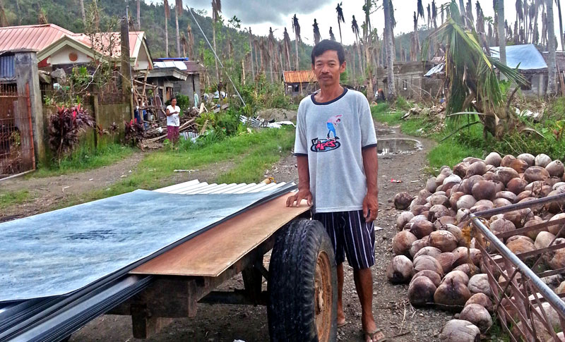 Ein Bewohner von Danao mit neuen Baumaterialien, die von den Spendengeldern gekauft wurden (c) Marilou Misagal-Bosshammer