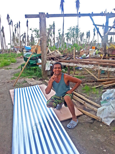Ein Bewohner von Danao mit neuen Baumaterialien, die von den Spendengeldern gekauft wurden (c) Marilou Misagal-Bosshammer