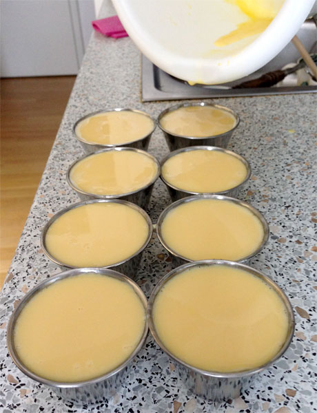 Die Leche Flan-Mischung in die Alu-Förmchen füllen (c) V. Till