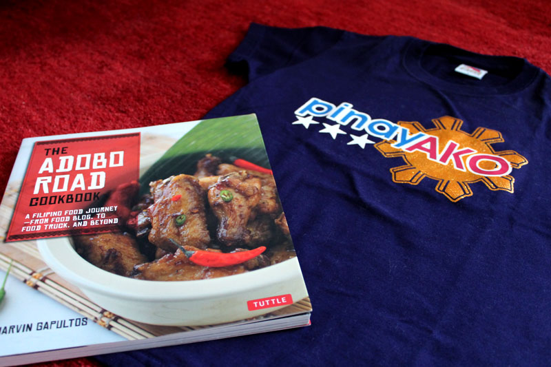 Zu Gewinnen: "The Adobo Road Cookbook" und ein Frauen-T-Shirt "Pinay Ako" © V. Till