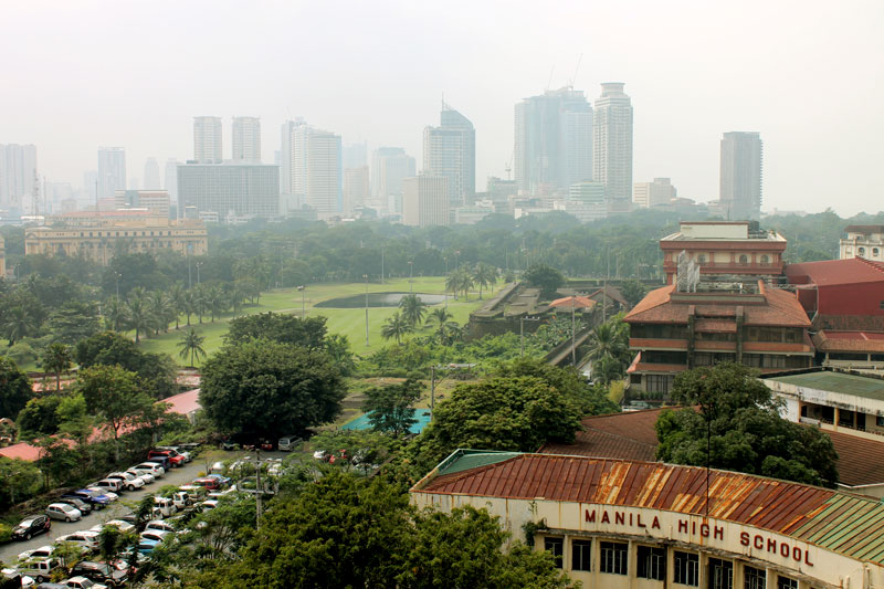 Manila High School in Intramuros und das moderne Manila im Hintergrund © Valerie Till