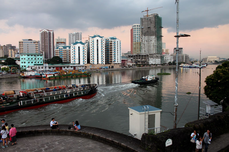 Zwei Stadtteile von Manila werden von dem Fluß Pasig getrennt: Intramuros und San Nicolas © Valerie Till