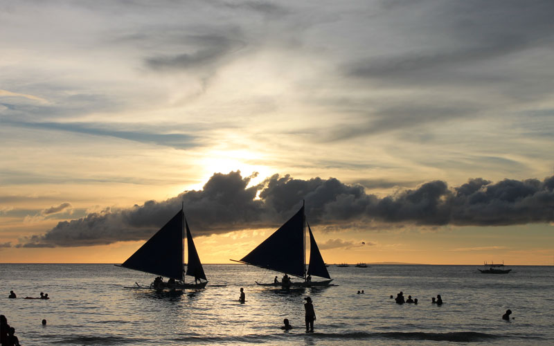 Sonnenuntergang am White Beach auf der philippinischen Insel Boracay © Valerie Till