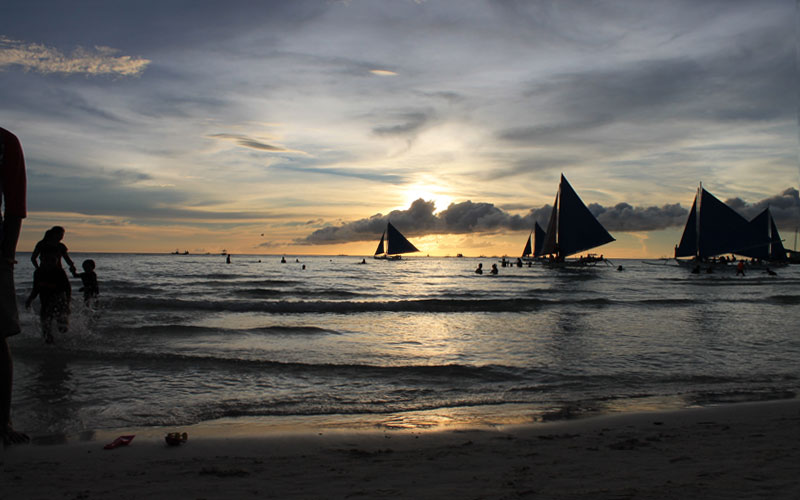 Sonnenuntergang am White Beach auf der philippinischen Insel Boracay © Valerie Till