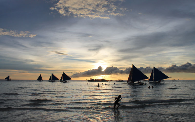 Sonnenuntergang am White Beach auf der philippinischen Insel Boracay © Valerie Till