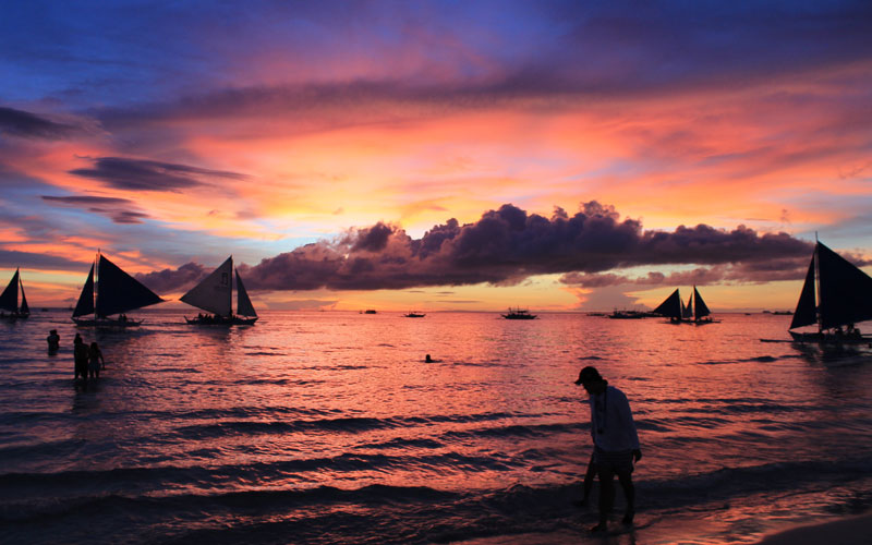 Sonnenuntergang am White Beach auf der philippinischen Insel Boracay © Valerie Till