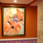 Orange und Violett dominieren den Flur des Hotels "The Bayleaf" © Valerie Till