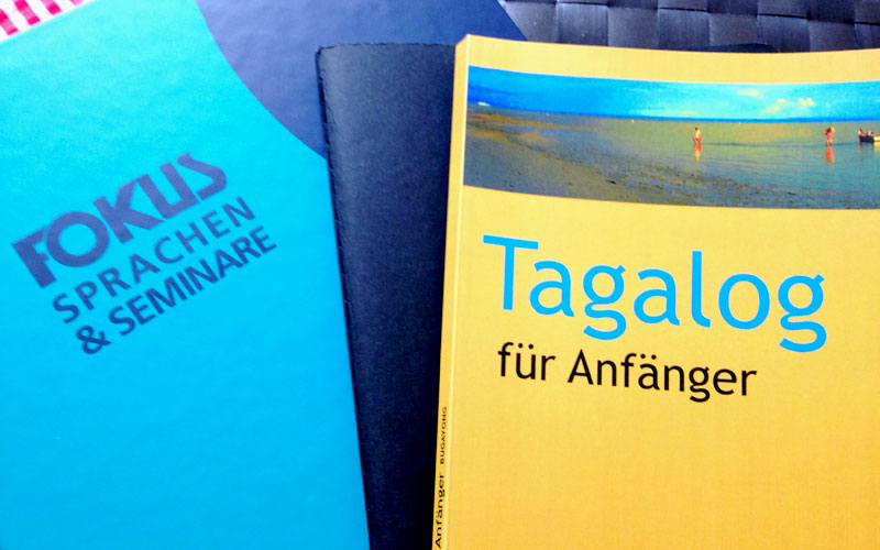 Der Ordner von der FOKUS-Sprachschule und das Buch "Tagalog für Anfänger"