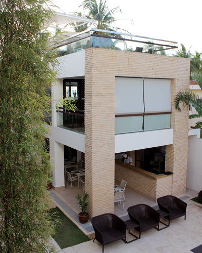 Blick in den Innenhof: Oben die Dachterrasse, unten offener Bereich zum Pool.