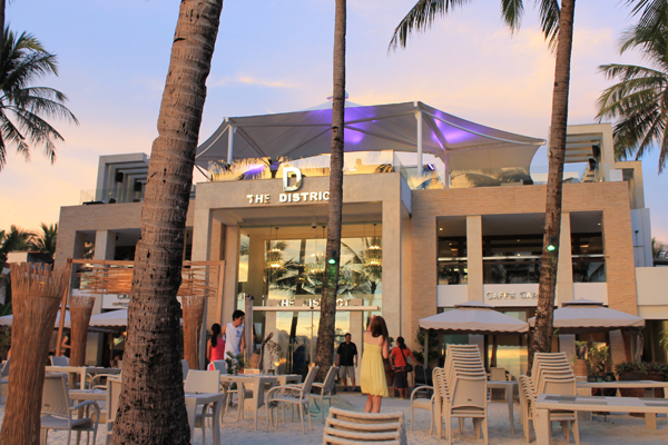 Das Hotel "The District" am White Beach auf Boracay in der Abenddämmerung.