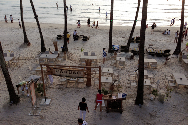 Blick von der Dachterrasse auf den Strand.