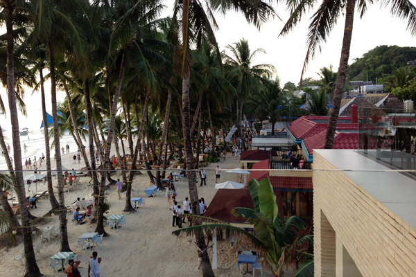 Blick von der Dachterrasse auf die Strandpromenade.