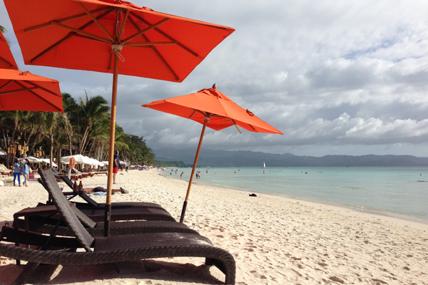 Sonnenliegen am White Beach auf Boracay.