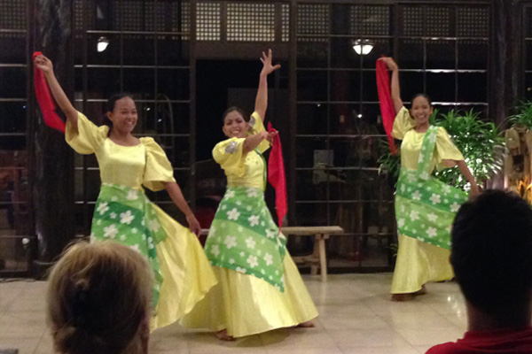 Tänzerinnen mit philippinischer Tracht.