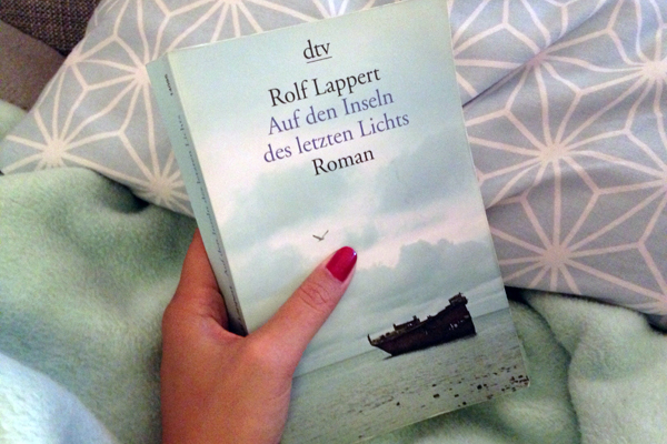 Das Buchcover von "Auf den Inseln des letzten Lichts" von Rolf Lappert.