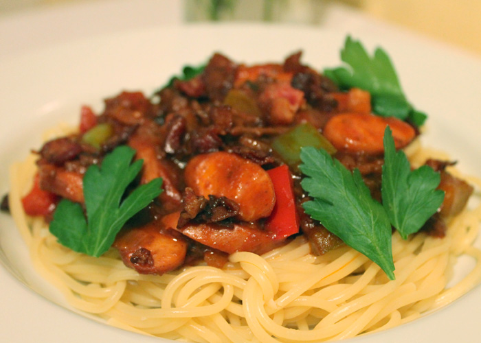 Philippinische Spaghetti mit Hot Dog-Würstchen.