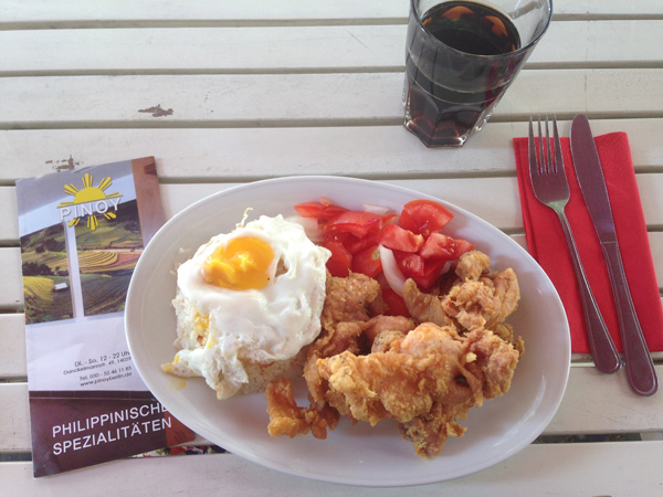 Chicksilog im "Pinoy": Frittiertes Hühnchen, Knoblauch-Reis, Spiegelei und Tomatensalat.