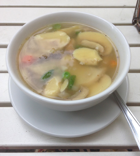 Eine leckere Gemüsesuppe im "Pinoy" als Vorspeise.