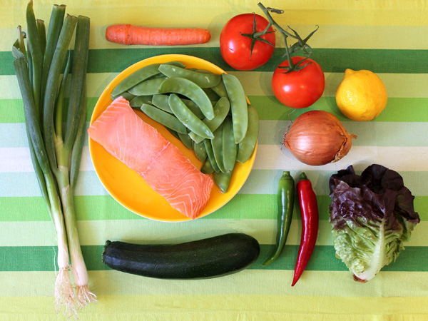 Die Zutaten für das philippinische Gericht Sinigang mit Lachs. © Valerie Till