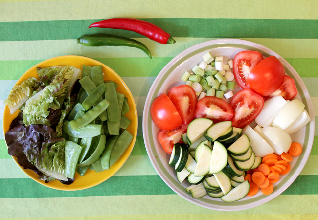 Klein geschnittene Zutaten für Sinigang mit Lachs. © Valerie Till