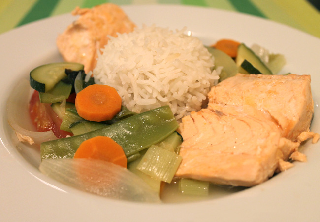 Sinigang mit Lachs und Reis. © Valerie Till