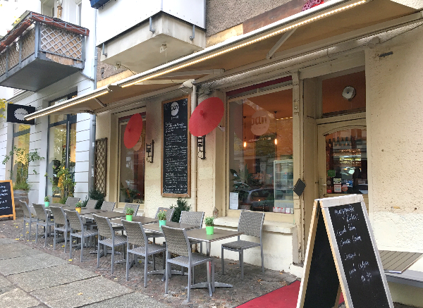 Sitzmöglichkeiten vor dem Restaurant